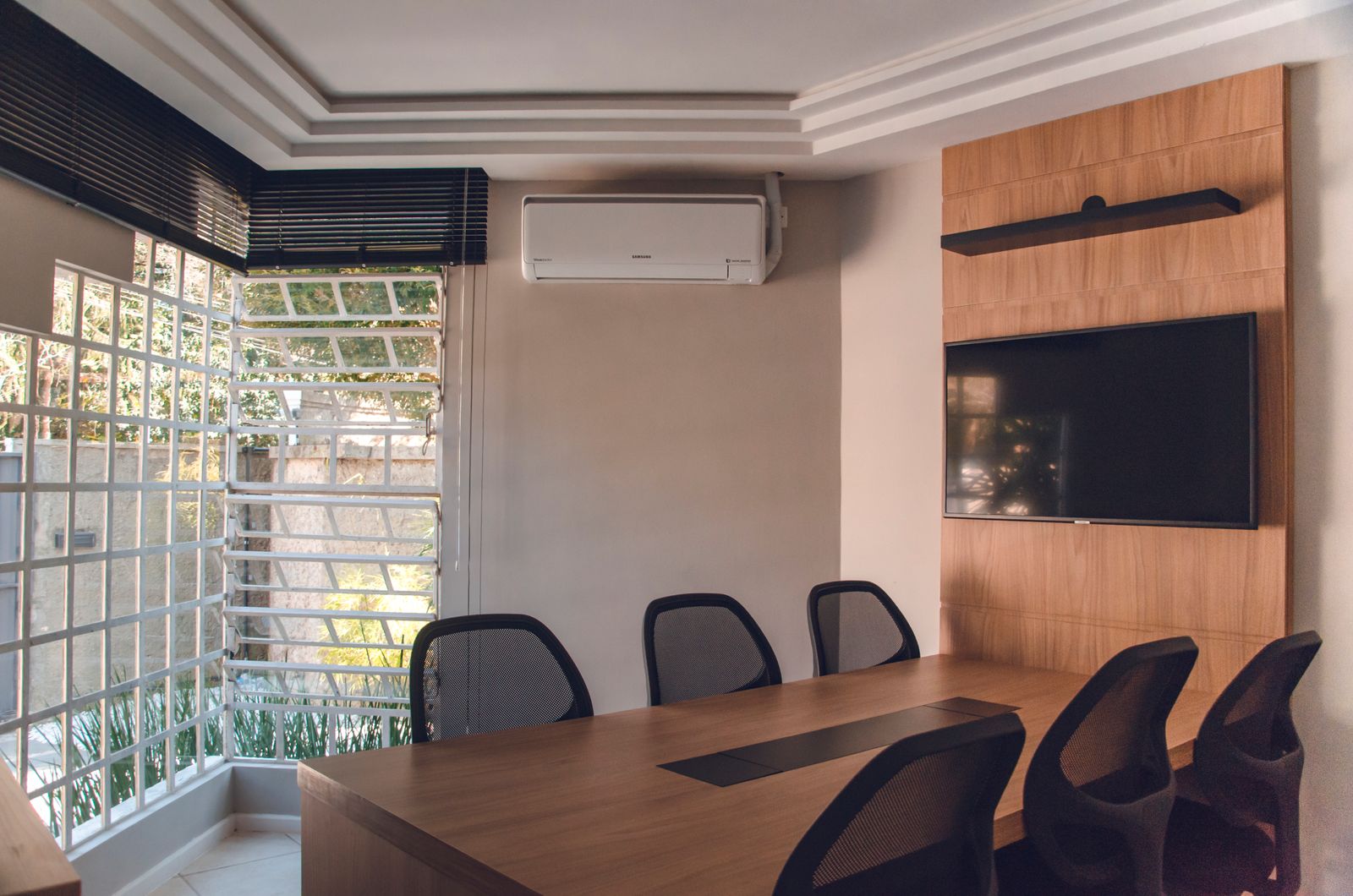 Air conditioning in an office meeting room